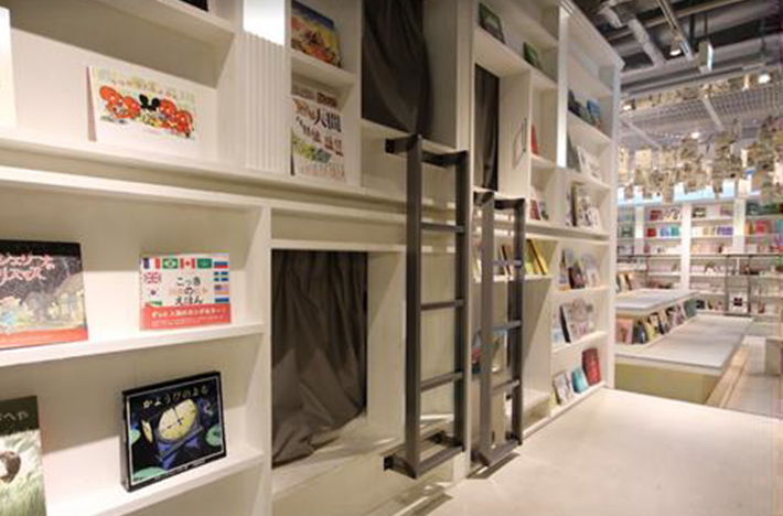 
<p>「泊まれる本屋®︎」をコンセプトに、ホステルBOOK AND BED を東京・大阪に展開しています。<br />図書館であり、ホテルであり、カフェでもあり、本を読みながら寝落ちできる、そんな至福の瞬間を提供いたします。</p>
<p>＜新宿店＞<br />〒160-0021 東京都新宿区歌舞伎町1-27-5 Apmビル8階<br />（JP新宿駅より徒歩約6分・西武新宿駅より徒歩約2分）<br />＜心斎橋店＞<br />〒542−0083<br />
          大阪府大阪市中央区東心斎橋1−19−11 ウナギダニスクエア3階<br />（御堂筋線心斎橋駅より徒歩約1分・堺筋線長堀橋駅より徒歩約5分）</p>
